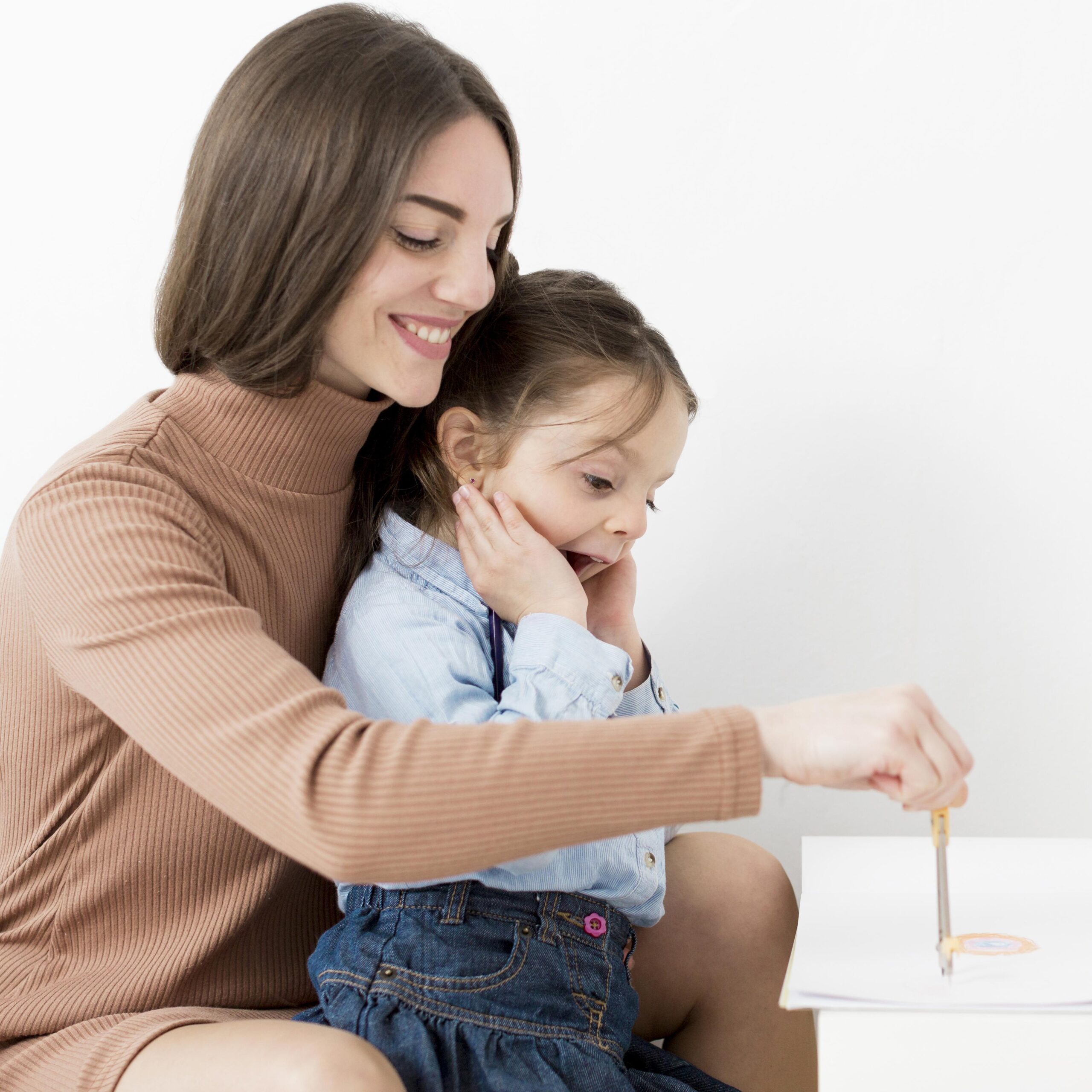 side-view-woman-drawing-with-little-girl